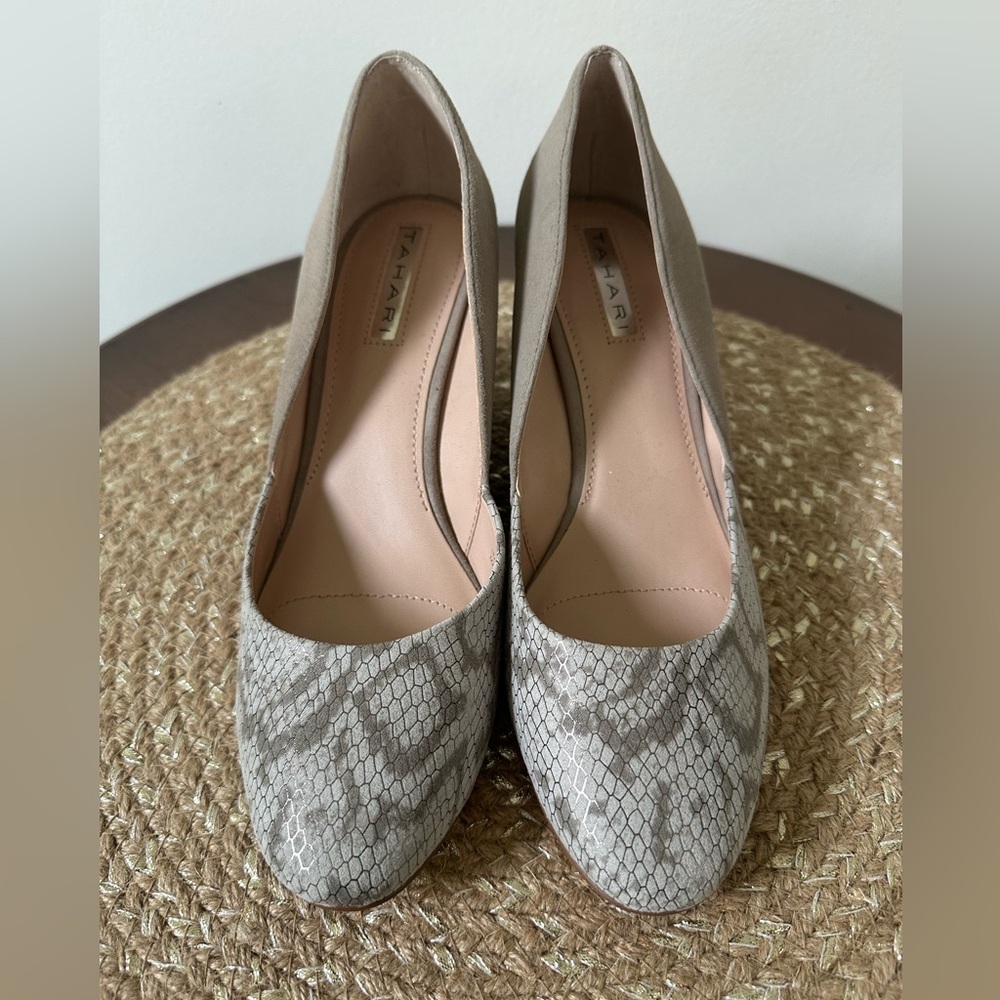 BRAND NEW Tahari Gray Suede & Snakeskin Wedges Size 8